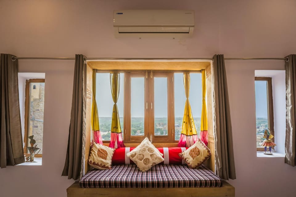 Living room, Photo of the whole room, Seating area, air conditioner
