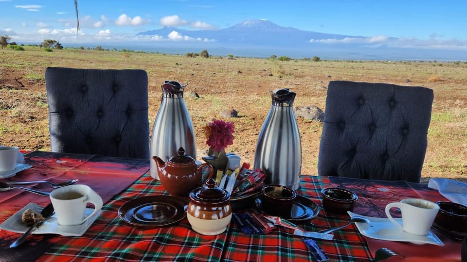 Natural landscape, Coffee/tea facilities, Seating area, Dining area, Mountain view