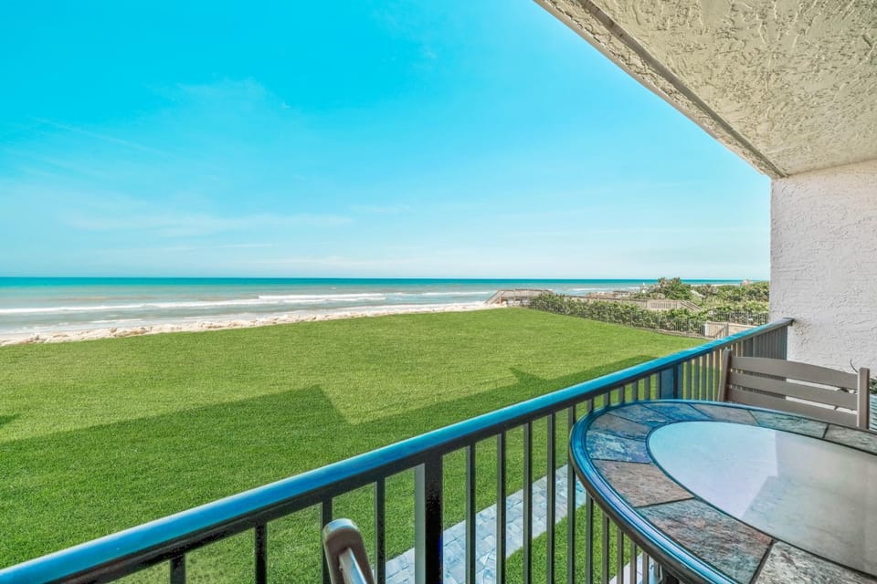 Updated direct oceanfront condo with large private balcony and a beachfront pool House in Florida