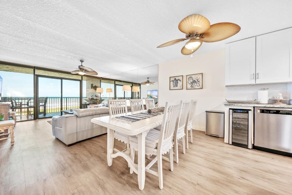Updated direct oceanfront condo with large private balcony and a beachfront pool House in Florida