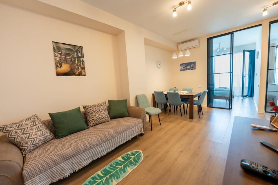 Bed, Seating area, Dining area
