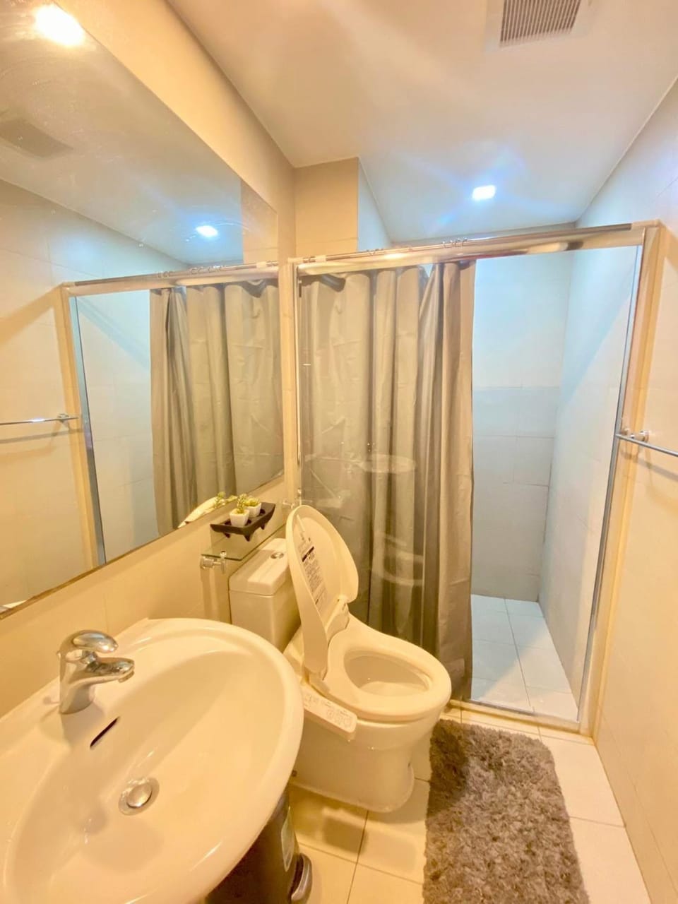 Leisure escape staycation Azure Apartment in Paranaque