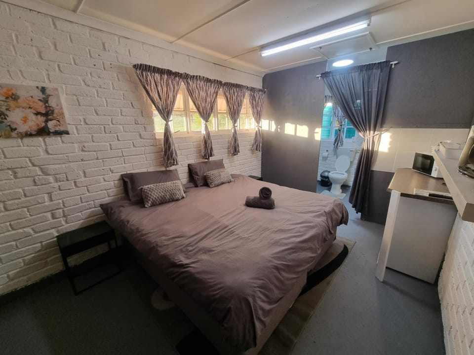 Bed, Kitchen or kitchenette, Photo of the whole room, Bedroom, towels