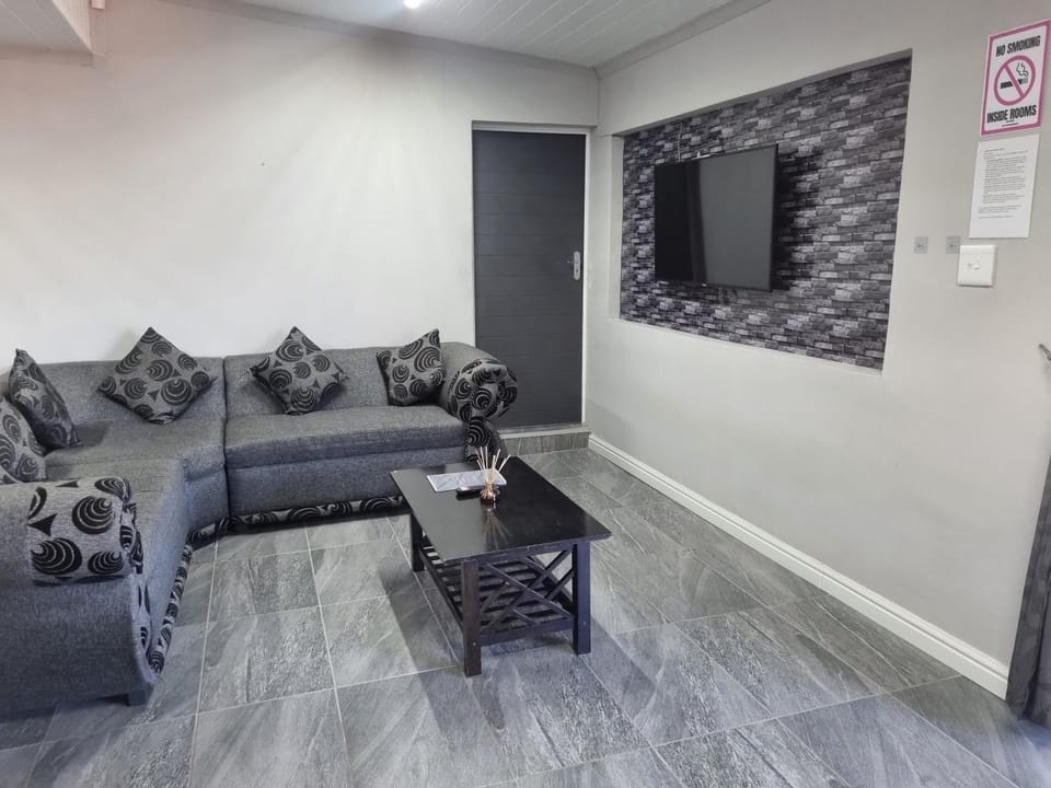 TV and multimedia, Living room, Seating area, Evening entertainment