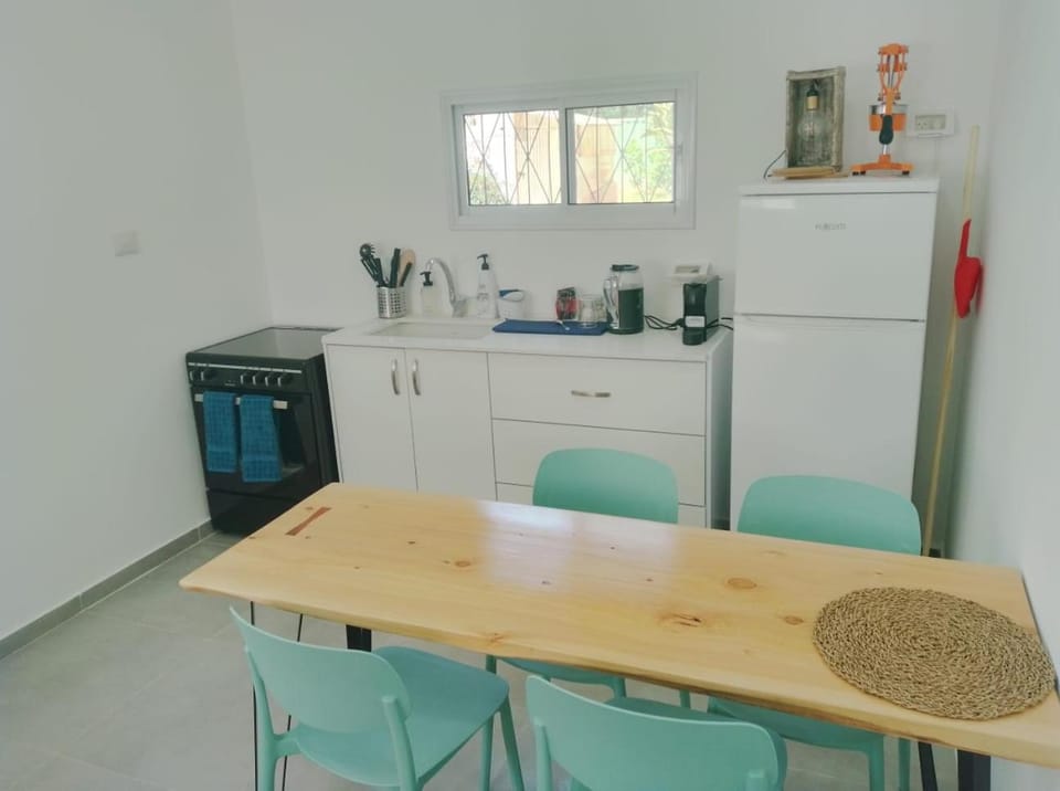 Kitchen or kitchenette, Dining area, oven, stove