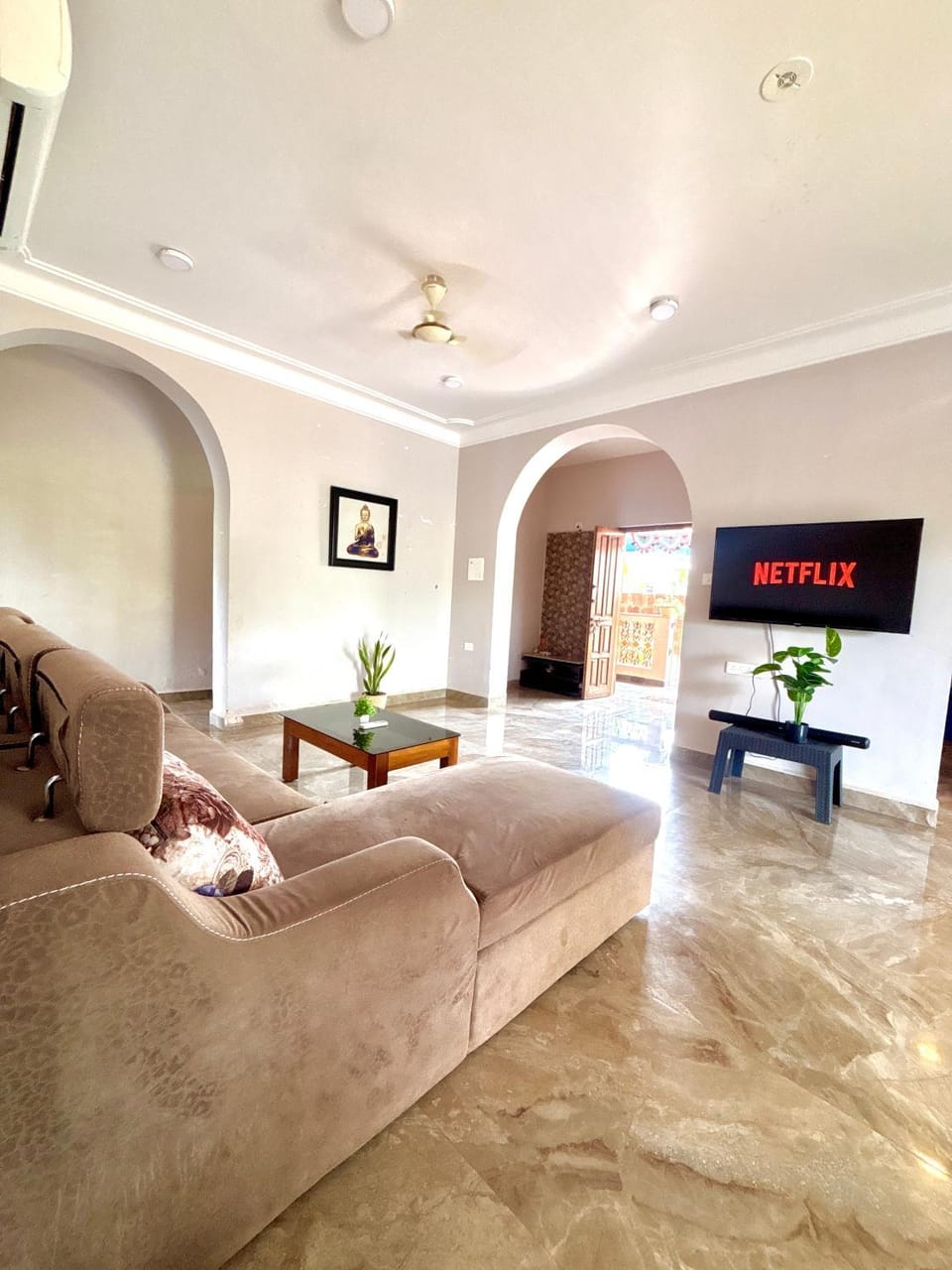 Communal lounge/ TV room, TV and multimedia, Living room, Seating area, Evening entertainment