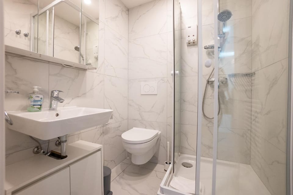 Shower, Toilet