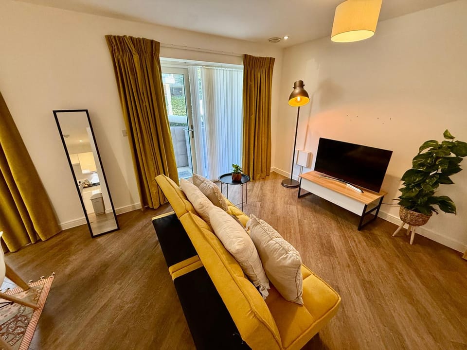 Issara Apartments 35 - Great Location & Private Parking Apartment in Portsmouth