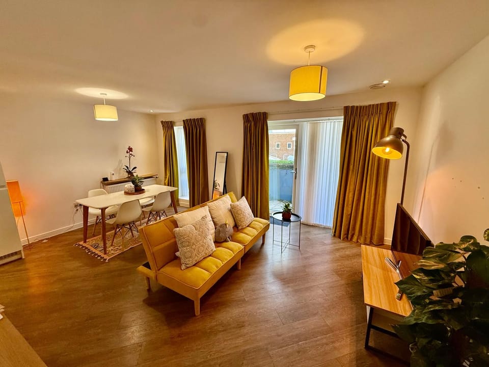 Issara Apartments 35 - Great Location & Private Parking Apartment in Portsmouth