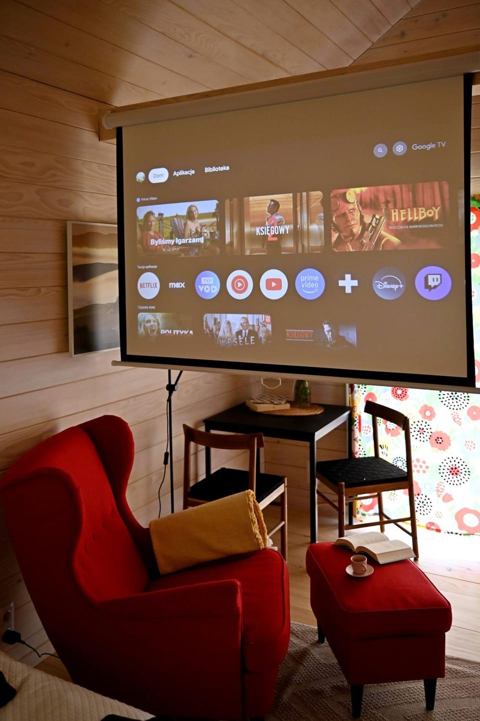 TV and multimedia, Living room, Seating area, Evening entertainment