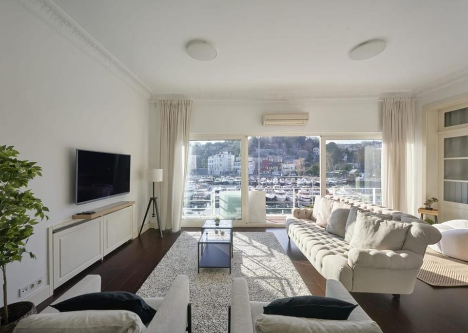 Gorgeous Bright 4bed Gem w ViewsBalcony! #115 Apartment in Istanbul