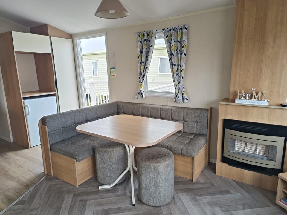 Golden Sands 3-Bed Caravan Parking & Pet Friendly House in Towyn