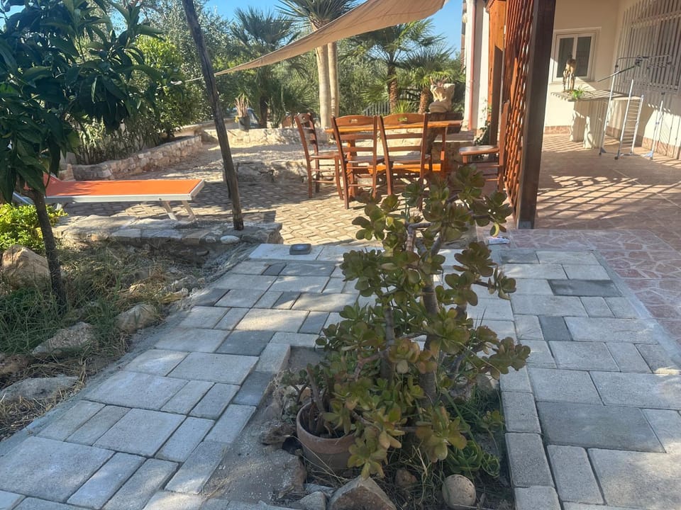 Property building, Patio, Spring, Day, Garden, Dining area, Garden view