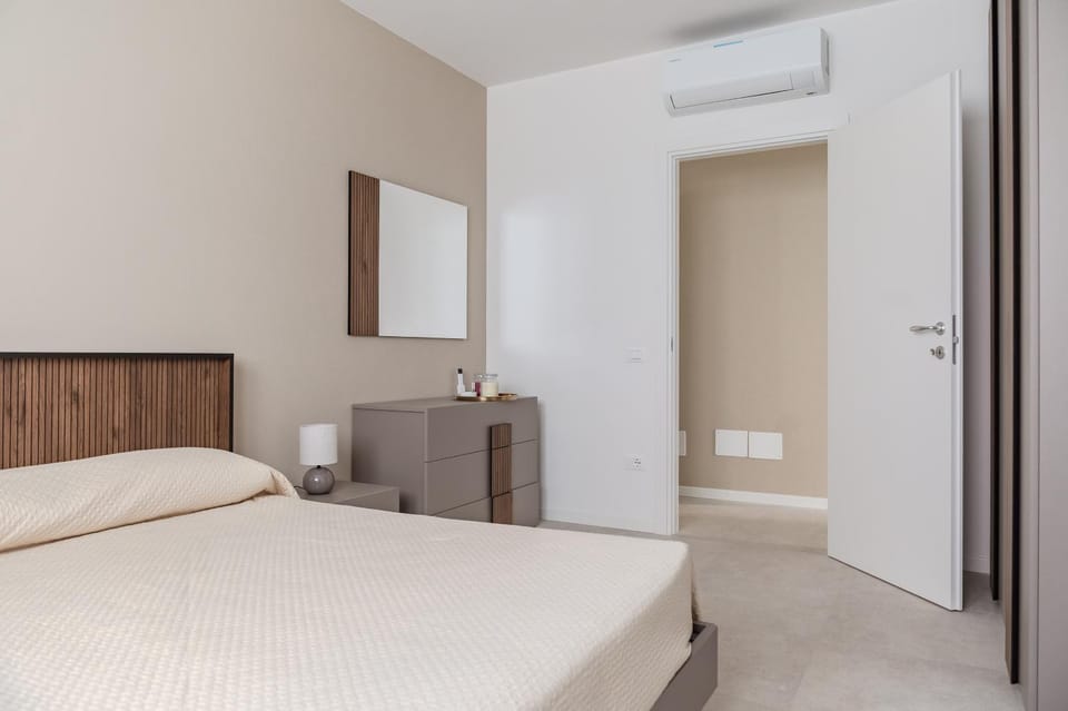 Bed, Photo of the whole room, Bedroom, wardrobe, air conditioner