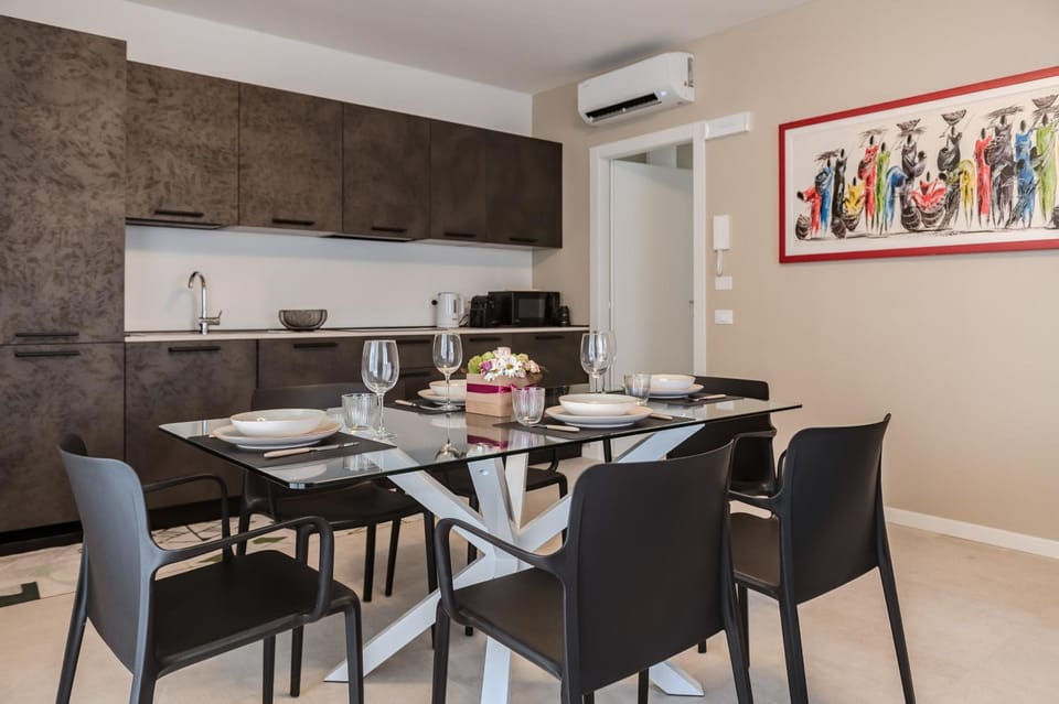 Kitchen or kitchenette, Dining area, air conditioner
