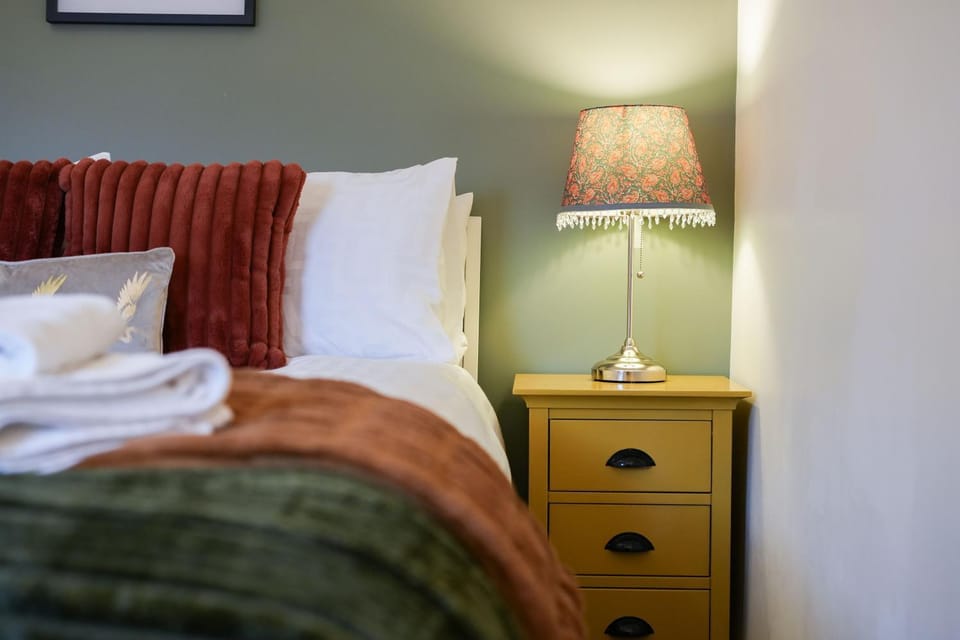 Modern 3 Bed House in Derby - FREE Parking - Hosted by Stay Host Save Apartment in Derby
