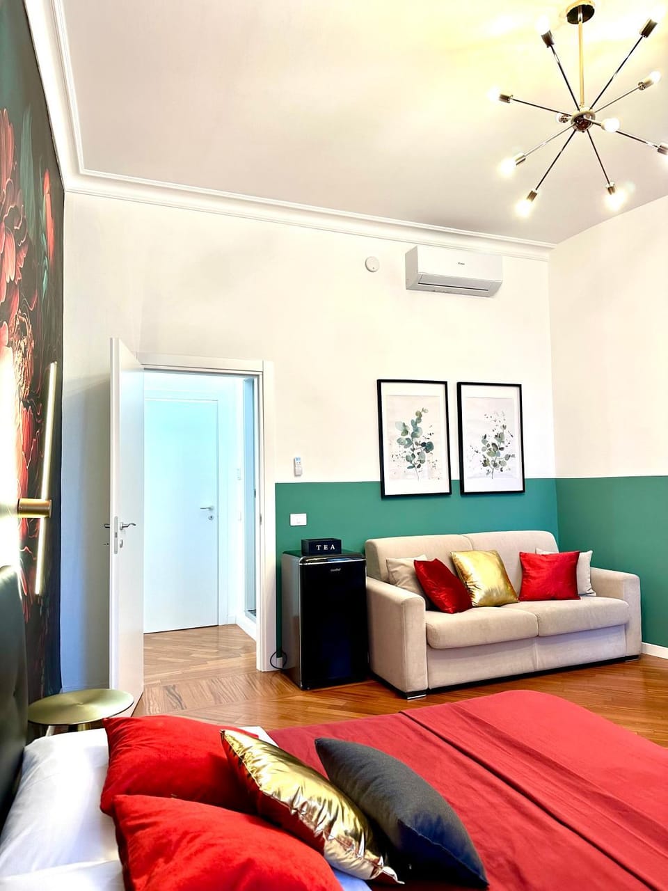 Bed, Living room, Photo of the whole room, Bedroom, air conditioner