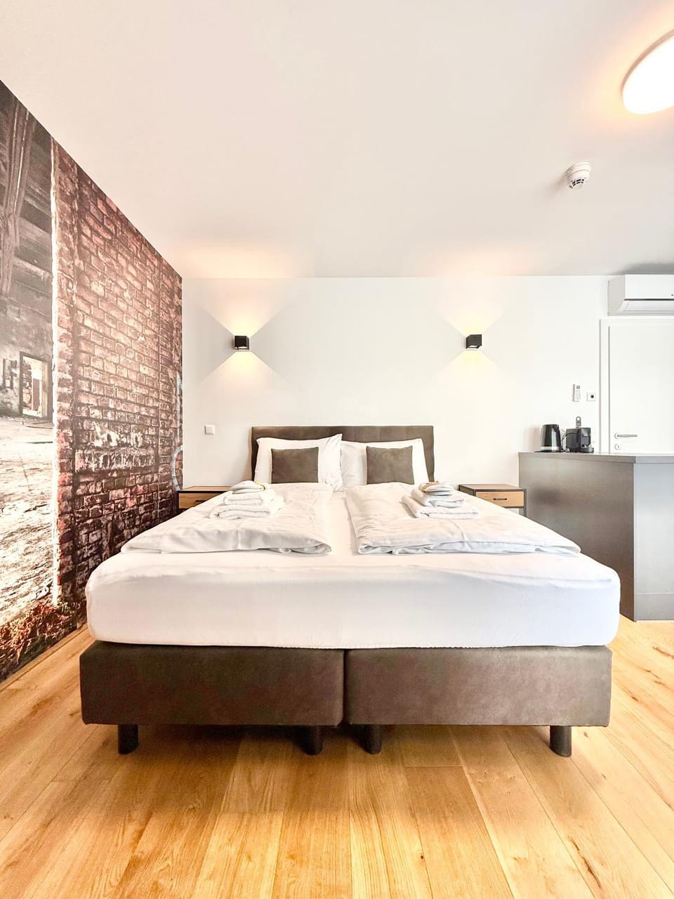 Bed, Bedroom, towels