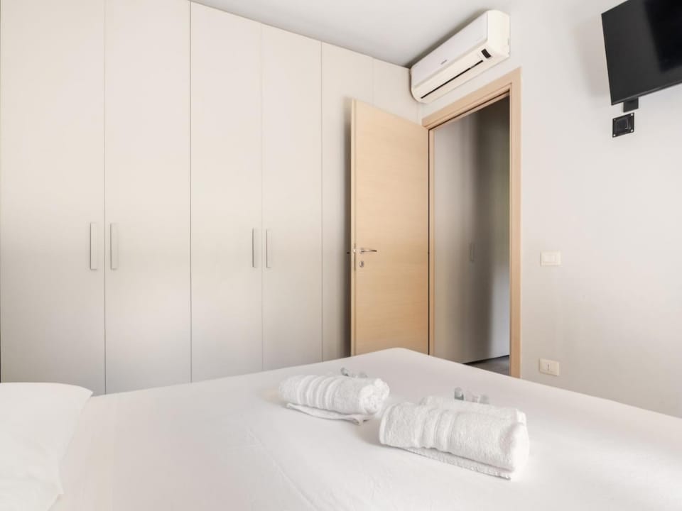 Bed, TV and multimedia, Photo of the whole room, Bedroom, towels, wardrobe, air conditioner