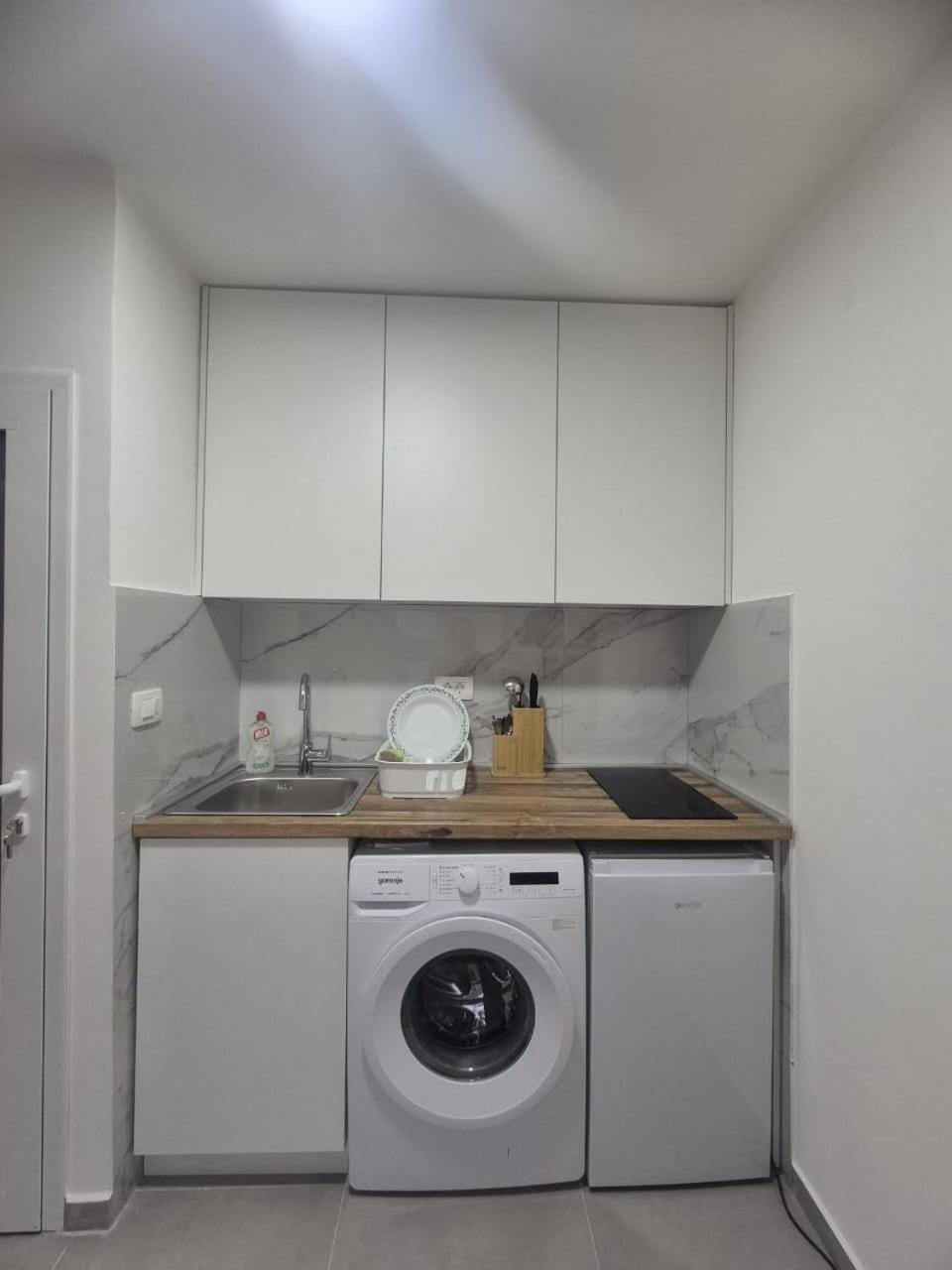 Kitchen or kitchenette, stove, washing machine
