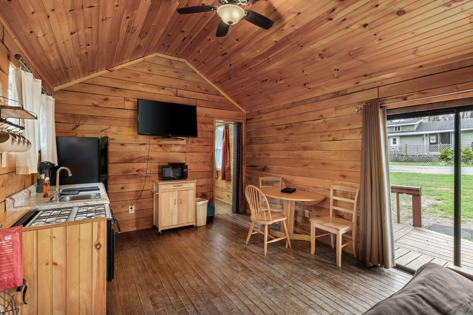 2BR Eagles Nest Cottage House in Allegheny River