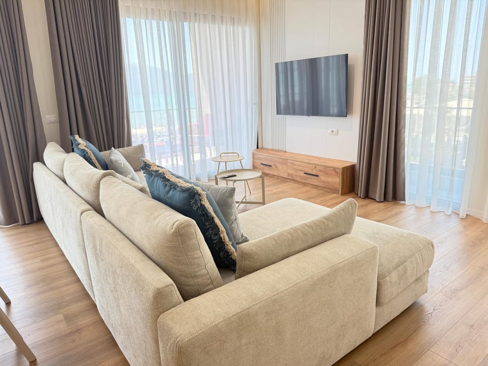 TV and multimedia, Living room, Seating area, Evening entertainment