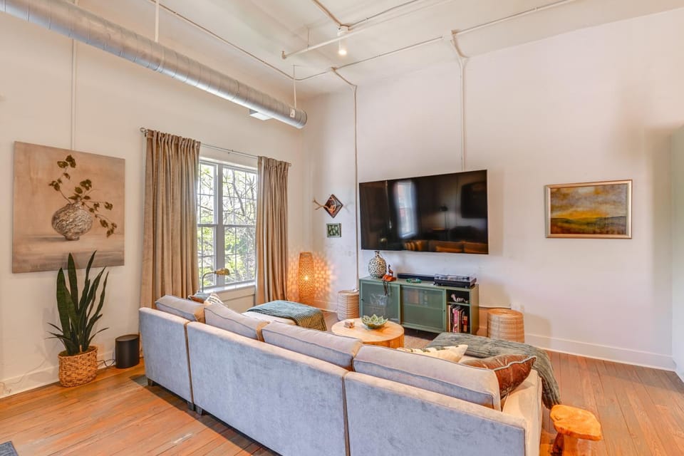 Walk to Vanderbilt: Eclectic Apt in Nashville House in Nashville