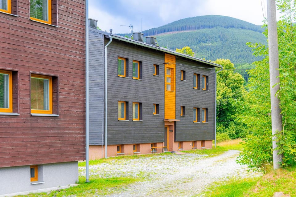 Property building, Spring, Day, Natural landscape, Summer, Mountain view