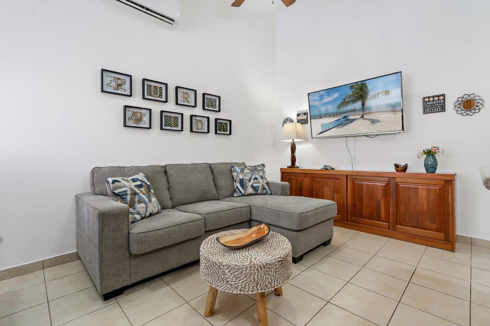 2-BD Condo with Pool, Walk to Beach House in Coco