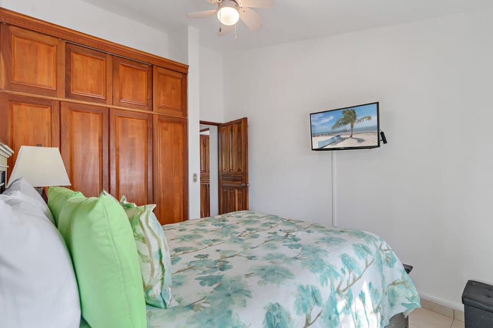 2-BD Condo with Pool, Walk to Beach House in Coco