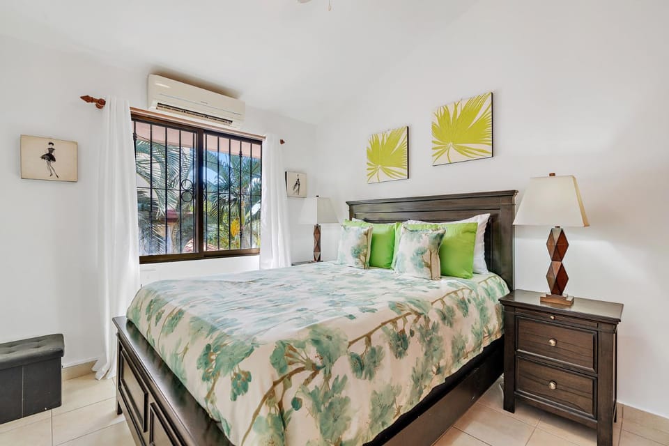 2-BD Condo with Pool, Walk to Beach House in Coco