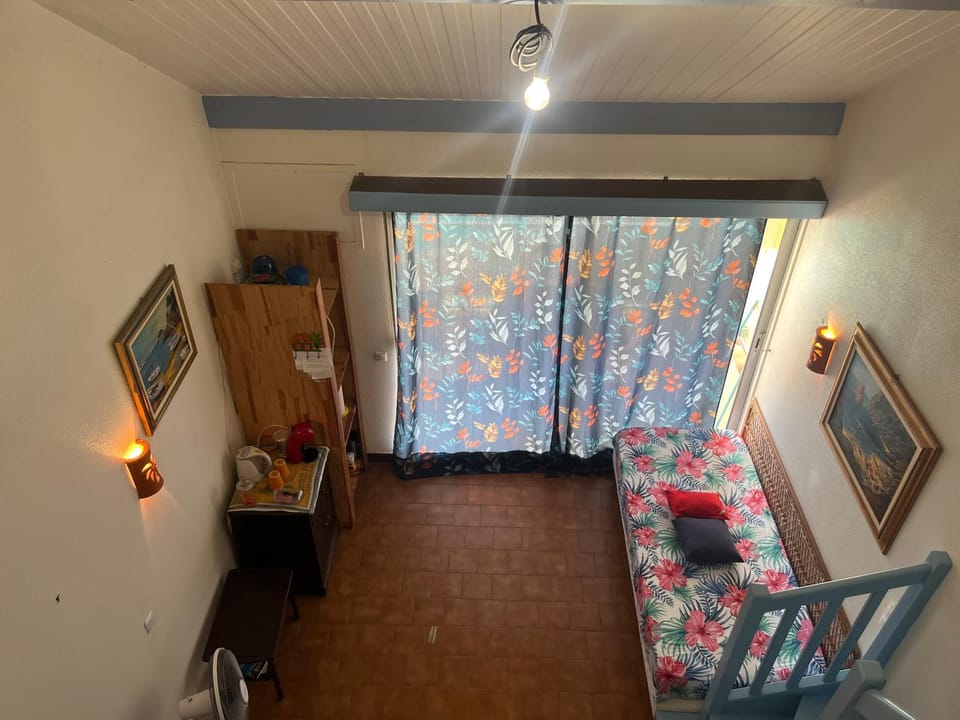 Bed, TV and multimedia, Living room, Photo of the whole room, Seating area, Bedroom