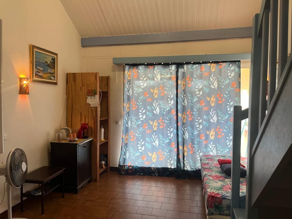 TV and multimedia, Living room, Photo of the whole room, Bedroom