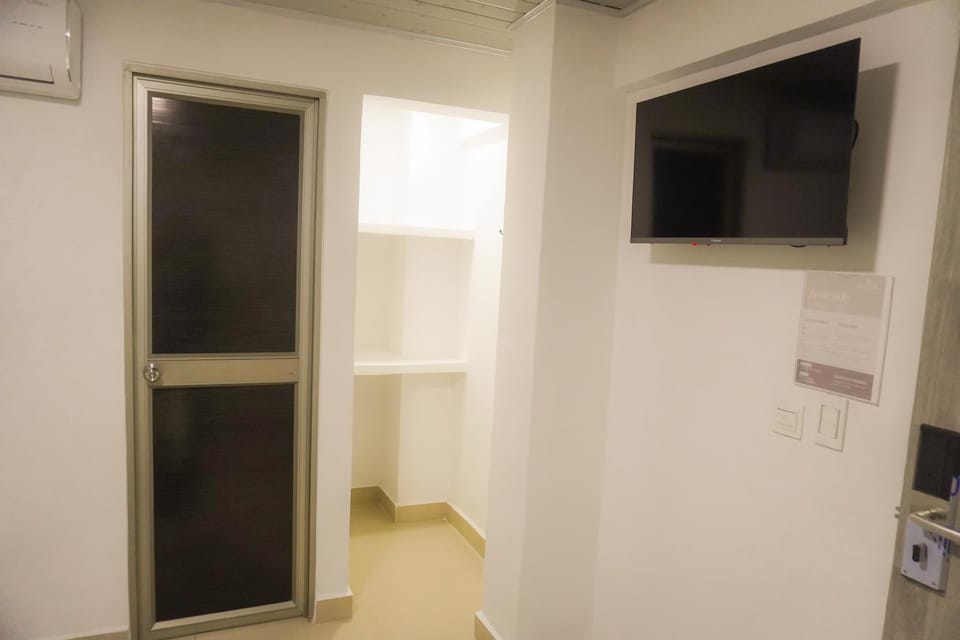 Bathroom, TV and multimedia, wardrobe, air conditioner
