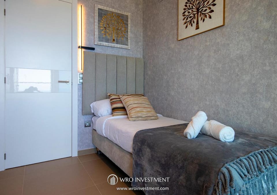 Bedroom, towels