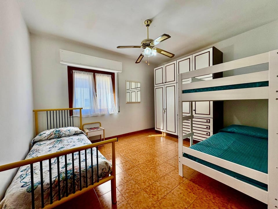 Bed, Photo of the whole room, Bedroom, bunk bed