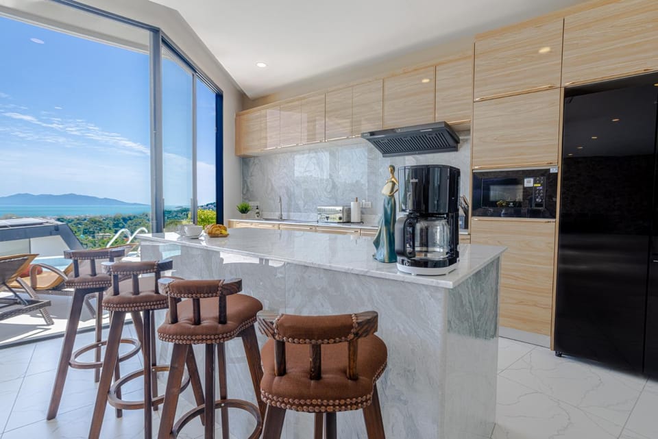 Coffee/tea facilities, Kitchen or kitchenette, oven, stove, toaster, kitchen