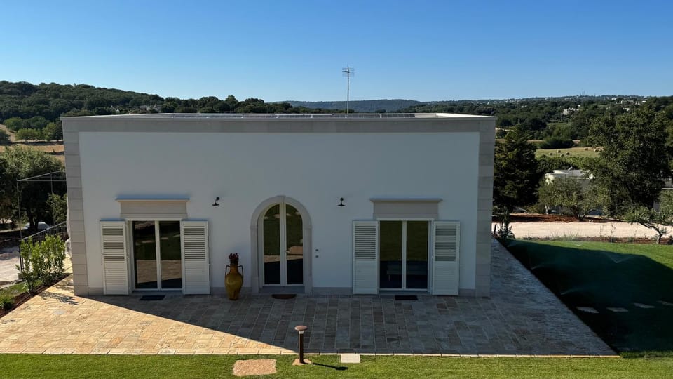 Property building, Nearby landmark, Facade/entrance, Spring, Day, Natural landscape, Winter, Summer, Garden, View (from property/room), Autumn, Garden view, Pool view, Swimming pool, Seasons, Inner courtyard view, Parking, sunbed