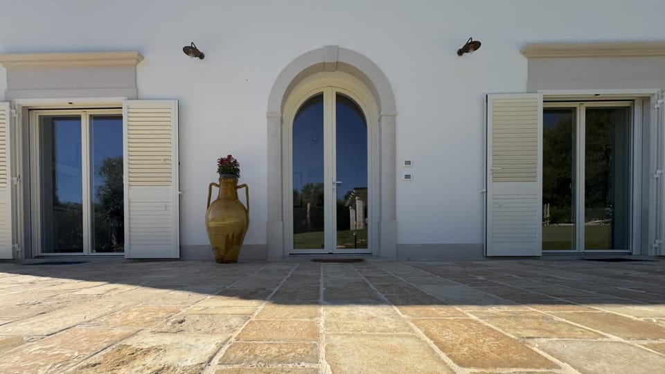 Property building, Nearby landmark, Facade/entrance, Spring, Day, Natural landscape, Winter, Summer, Garden, View (from property/room), Autumn, Garden view, Pool view, Swimming pool, Seasons, Inner courtyard view, Parking, sunbed