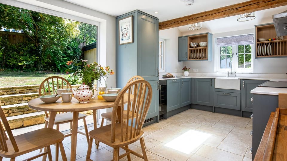 Coffee/tea facilities, Kitchen or kitchenette, Seating area, Dining area, Garden view, stove