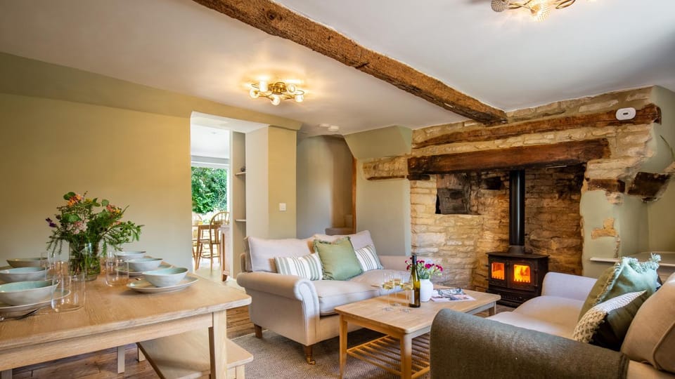 Living room, Decorative detail, Seating area, Dining area, fireplace