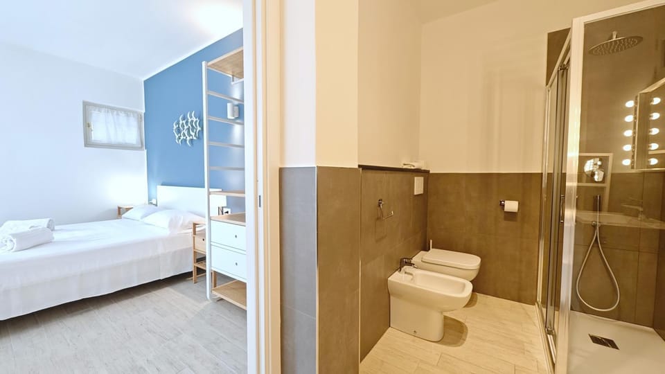 Shower, Toilet, Bed, Bedroom, bidet