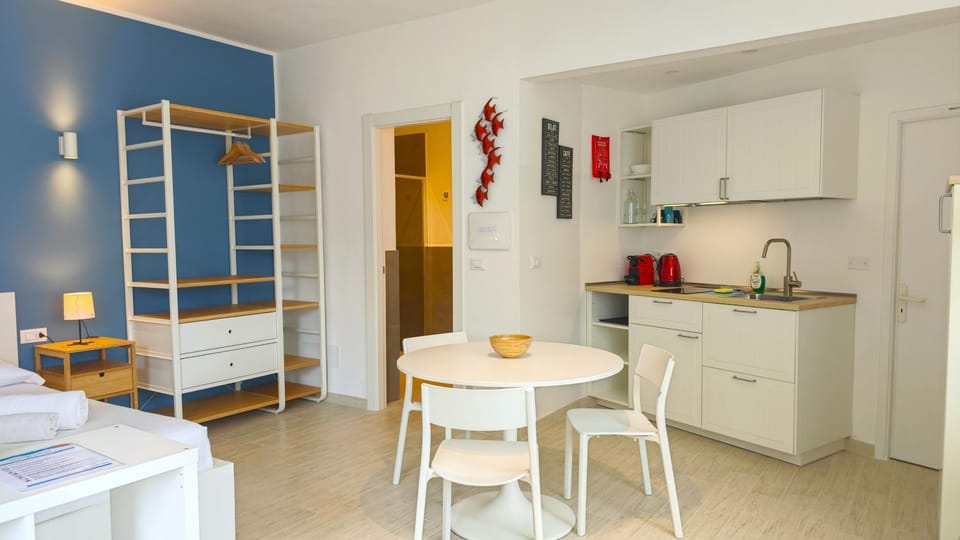 Kitchen or kitchenette, Dining area, stove