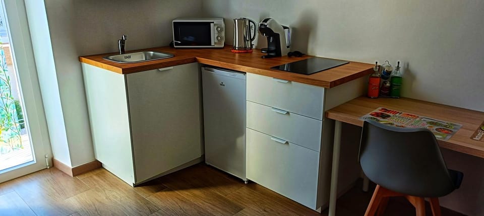 Coffee/tea facilities, Kitchen or kitchenette, microwave, oven, kitchen, kitchen
