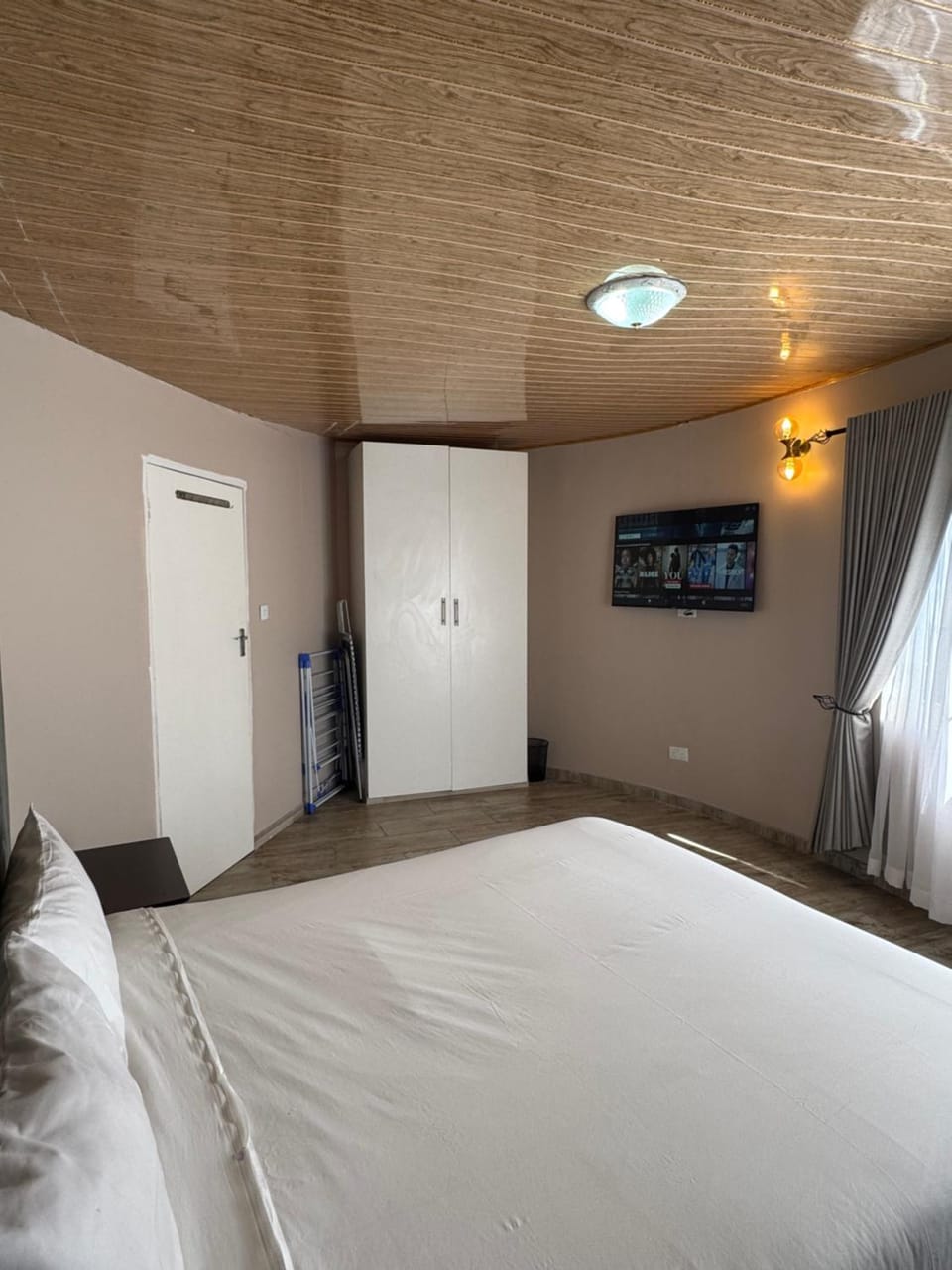 Bed, TV and multimedia, Bedroom
