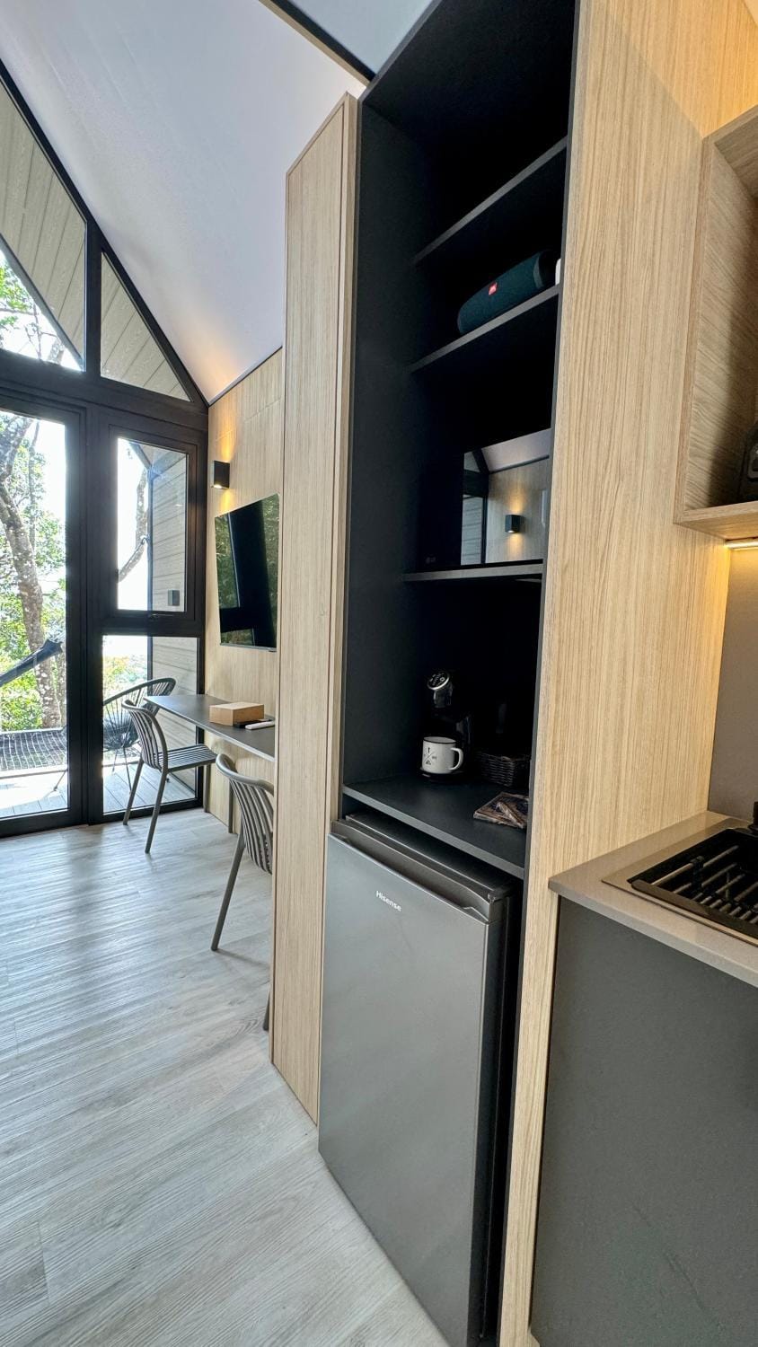 Kitchen or kitchenette, Dining area, minibar