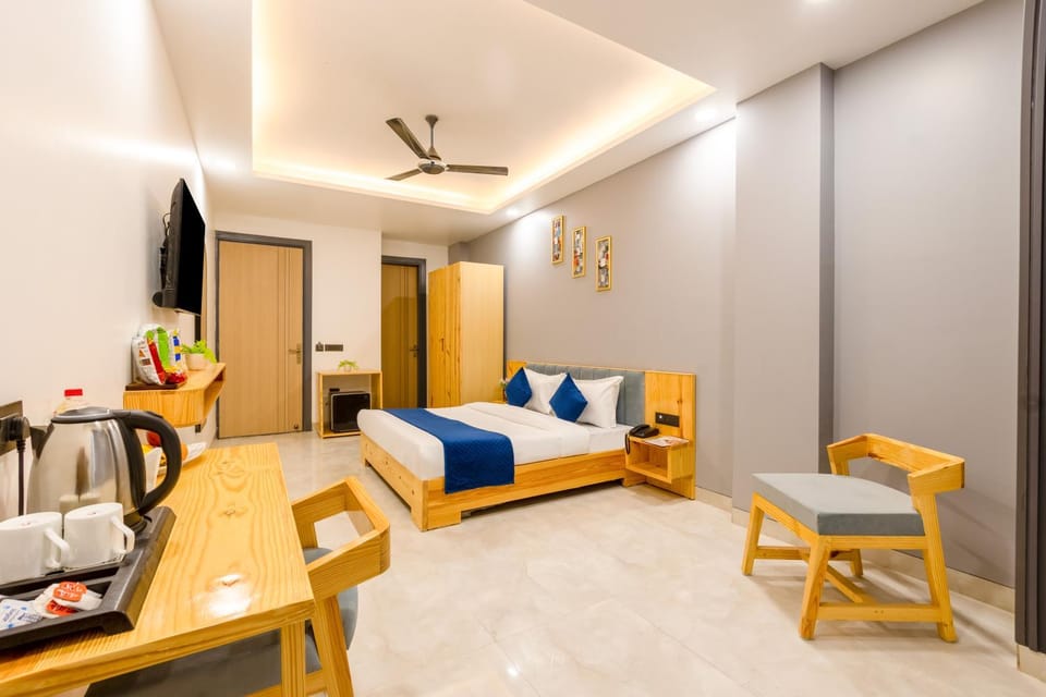Bed, TV and multimedia, Seating area, Bedroom, fireplace, towels