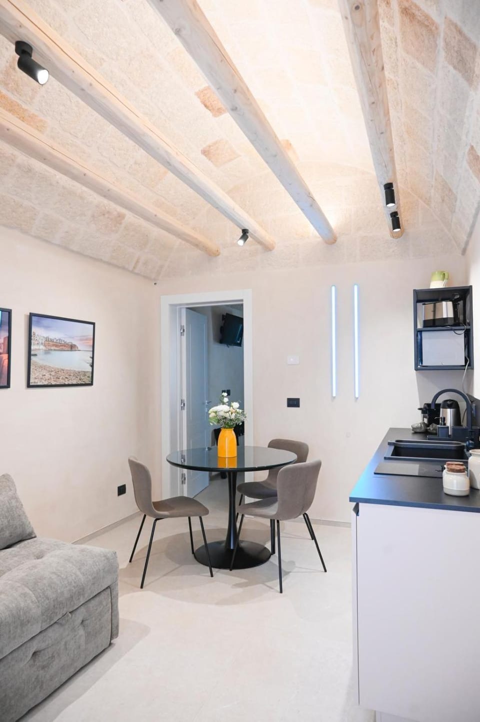 Kitchen or kitchenette, Seating area