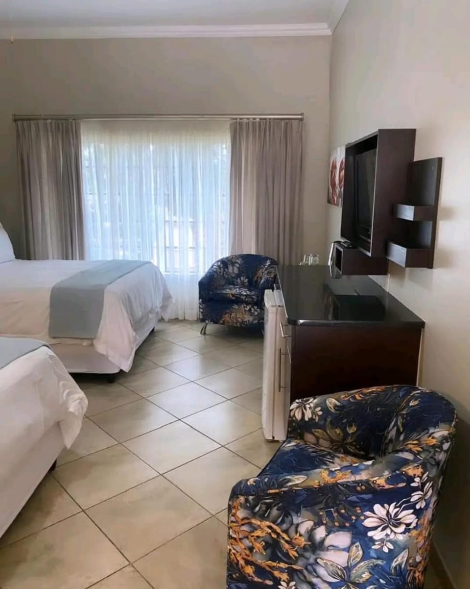 Bed, TV and multimedia, Seating area, Bedroom