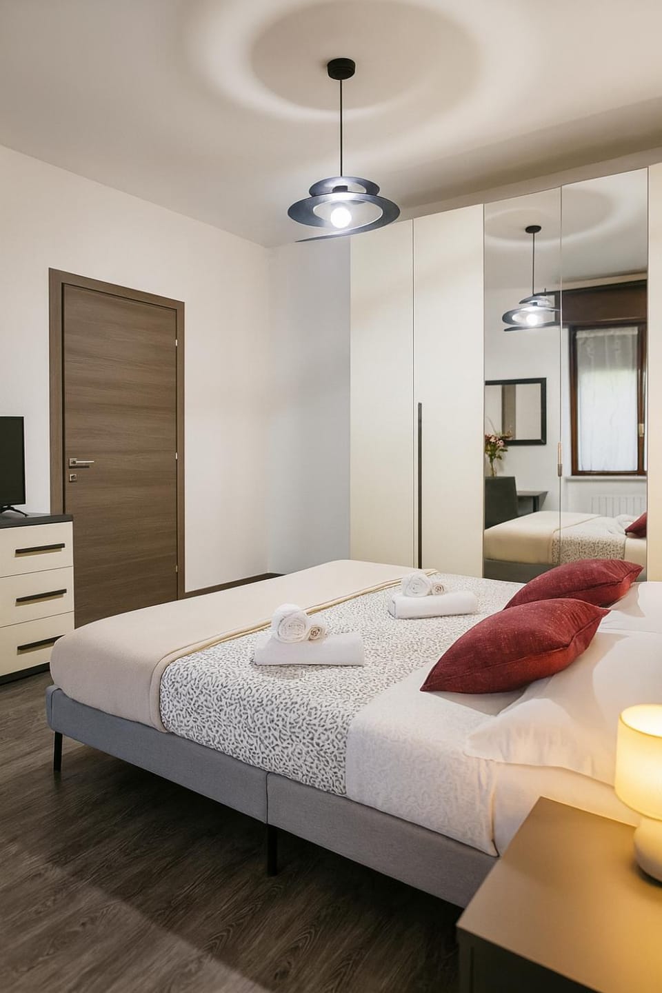 Bed, TV and multimedia, Photo of the whole room, Bedroom, towels, wardrobe